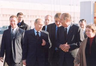 Le Président de la République raccompagne à son avion M. Vladimir Poutine, Président de la Fédération de Russie