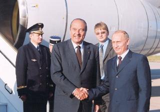 Le Président de la République raccompagne à son avion M. Vladimir Poutine, Président de la Fédération de Russie
