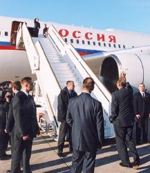 Le Président de la République raccompagne à son avion M. Vladimir Poutine, Président de la Fédération de Russie