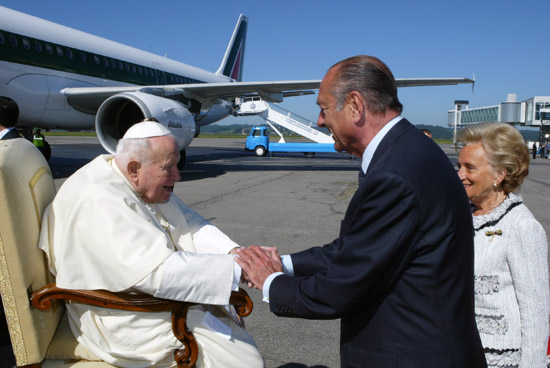 Le Président de la République et Mme Jacques CHIRAC accueillent le pape Jean-Paul II à sa descente d'avion