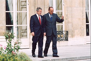 Entretien du Président de la République avec M. George W. Bush, Président des Etats-Unis d'Amérique dans le parc du Palais de l'Elysée.