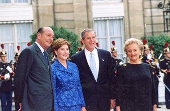 Arrivée des deux couples présidentiels au Palais de l'Elysée.