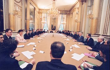 Premier Conseil des ministres du gouvernement de M. Jean-Pierre Raffarin, Premier ministre.