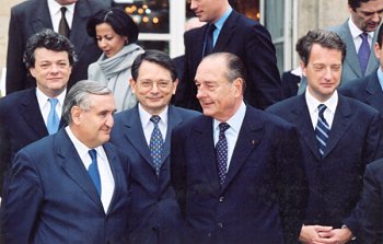 Photo de famille du gouvernement de M. Jean-Pierre Raffarin, Premier ministre.