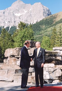 Sommet G7 / G8 - le Président de la République est accueilli par le Premier ministre du Canada, M. Jean Chrétien.
