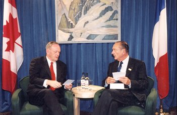 Sommet G7 / G8 - entretien du Président de la République et de M. Jean Chrétien, Premier ministre du Canada.