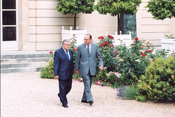 Le PrÃ©sident de la RÃ©publique et M. Jean-Pierre Raffarin, Premier ministre, se rendent dans le jardin à l'issue du Conseil des mi ...