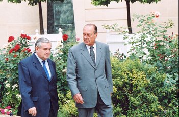 Le PrÃ©sident de la RÃ©publique et M. Jean-Pierre Raffarin, Premier ministre, se rendent dans le jardin à l'issue du Conseil des mi ...