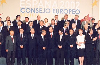 Conseil europÃ©en de SÃ©ville - photo de famille rÃ©unissant chefs d'Etat et de gouvernement des Etats membres de l'Union europÃ©enne ...
