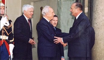 LePrésident de la République accueille M. Shimon Péres, vice-Premier ministre et ministres des Affaires étrangères israélien.