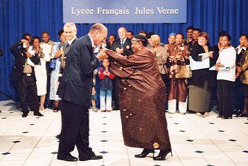 Le Président de la République remet à Mme Miriam Makeba les insignes de commandeur de la Légion d'Honneur.