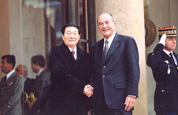 Le Président de la République accueille M. Zhu Rongji, Premier ministre de la République populaire de Chine.