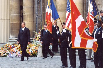 Cérémonie d' hommage aux cinq pompiers décédés à Neuilly-sur-Seine le 14 septembre 2002.