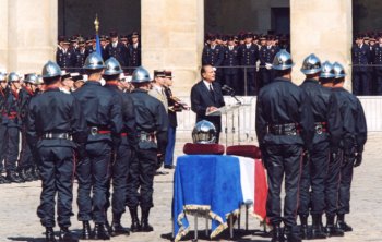 Cérémonie d' hommage aux cinq pompiers décédés à Neuilly-sur-Seine le 14 septembre 2002.