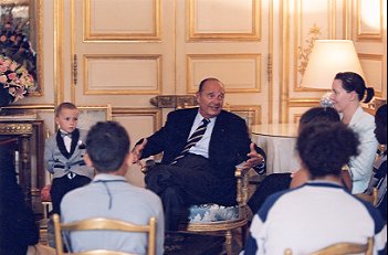 Entretien du PrÃ©sident de la RÃ©publique avec M. Julien LauprÃªtre, prÃ©sident du Secours populaire, deux bÃ©nÃ©voles, et onze enf ...