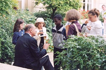 Le Président de la République en compagnie de onze enfants ayant participé à l'opération 