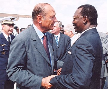 Accueil du Président de la République par M. Idriss Deby, Président de la République du Tchad.