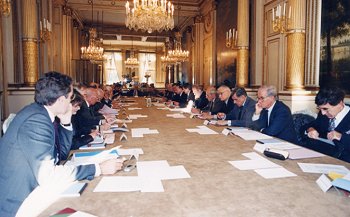 Réunion de travail de la Commission des archives constitutionnelles de la Vème République.