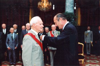 Le PrÃ©sident de la RÃ©publique remet la mÃ©daille militaire au gÃ©nÃ©ral Jean Simon, lors de la rÃ©ception offerte en l'honneur d ...