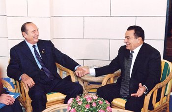 Entretien du Président de la République et de M. Hosni Moubarak, Président de la République arabe d'Egypte .