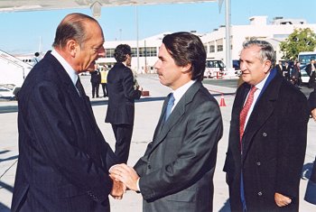 Le Président de la République est accueilli à son arrivée par M. Jose Maria Aznar, Président du gouvernement du royaume d'Espagne.