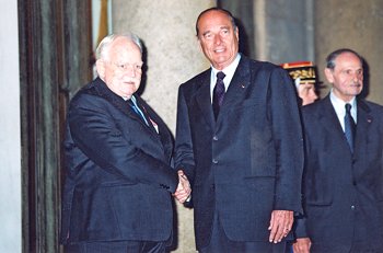Le Président de la République accueille le prince Rainier III de Monaco.