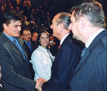 Le Président de la République salue David Douillet.