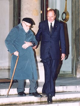 Le Président de la République raccompagne l'Abbé Pierre.