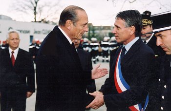 Hommage aux pompiers volontaires - le Président de la République salue M. Jacques Ladegaillerie, maire de Loriol.