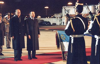 Le Président de la République accueille Sa Majesté Mohammed VI roi du Maroc.