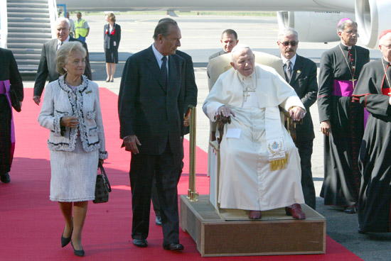 Le Président de la République et Mme Jacques CHIRAC, accueillent le pape Jean-Paul II à sa descente d'avion