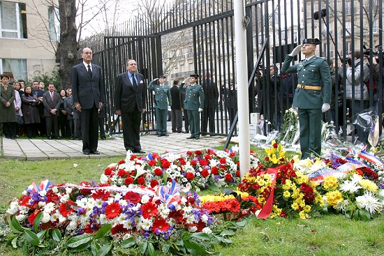 Le PrÃ©sident de la RÃ©publique et l'ambassadeur d'Espagne M. Javier Elorza observent une minute de silence en mÃ©moire des victimes d ...