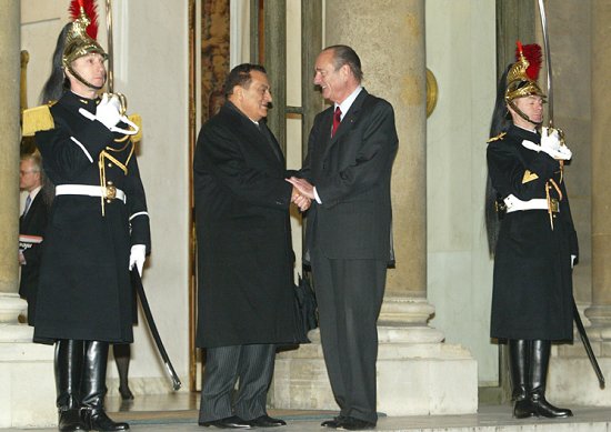 Le Président de la République accueille M. Hosni Moubarak, Président de la République arabe d'Egypte (perron)