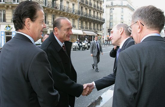Accueil du PrÃ©sident de la RÃ©publique à La Sorbone par MM. Dominique Perben, ministre de la Justice garde des sceaux, Guy Canivet ...