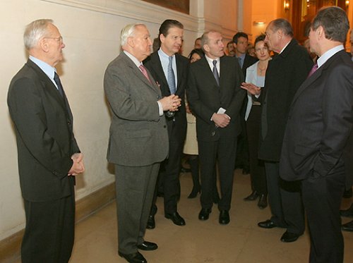 Le PrÃ©sident de la RÃ©publique est accompagnÃ© dans l'enceinte de La Sorbone par MM. Dominique Perben, ministre de la Justice garde de ...