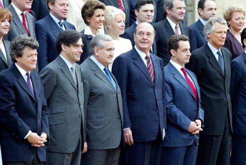 Le Président de la République entouré du Premier ministre et des membres du nouveau gouvernement de M. Jean-Pierre Raffarin