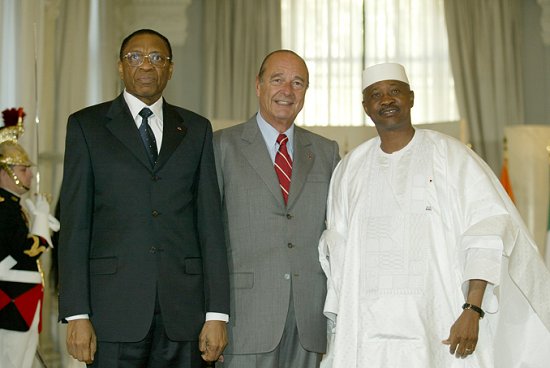 Le PrÃ©sident de la RÃ©publique et M. Mamadou Tandja, PrÃ©sident de la RÃ©publique du Niger accueillent M. Amadou Tomani Toure, PrÃ©s ...