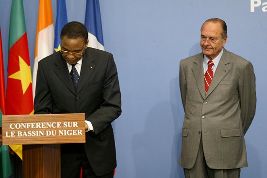 Signature de la Déclaration de Paris par le Président Mamadou Tandja (centre de conférences internationales)