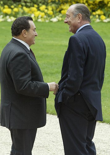 Entretien seul à seul du Président de la République et de M. Hosni Moubarak (parc du palais de l'Elysée)