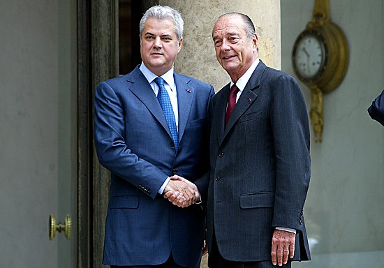 Le Président de la République accueille M. Adrian Nastase, Premier ministre de la République de Roumanie (perron)