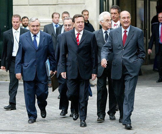 A l'issue de la conférence de presse le Président de la République et M. Gerhard Schröder, se rendent au Palais Marigny