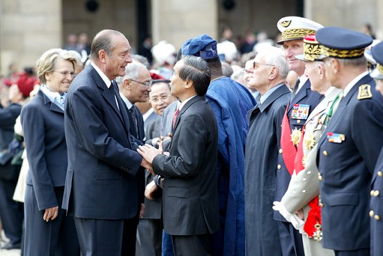 Cérémonie du 50e anniversaire de la fin des combats de Dien Bien Phu (cour d'honneur des Invalides)