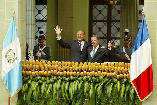 Accueil du Président de la République par M. Oscar Berger Perdomo, Président de la République du Guatemala (Palais national)