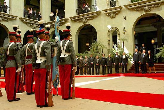 Accueil du Président de la République par M. Oscar Berger Perdomo, Président de la République du Guatemala (Palais national)
