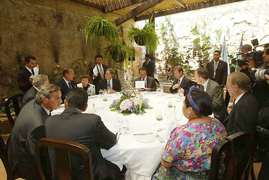 Déjeuner offert par le Président Oscar Berger en l'honneur du Président de la République (Casa Santo Domingo)