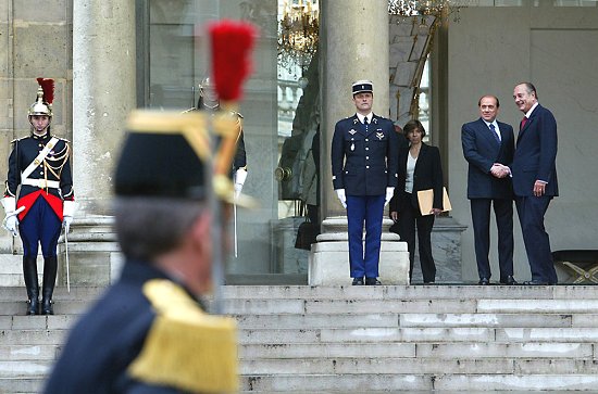 Le PrÃ©sident de la RÃ©publique salue M. Silvio Berlusconi, prÃ©sident du Conseil de la RÃ©publique italienne à l'issue de leur ...