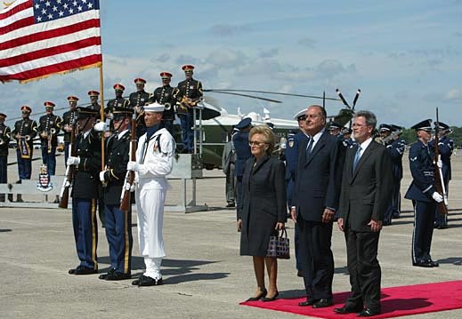 - Sommet du G8 - accueil du Président de la République à son arrivée aux Etats-Unis d'Amérique (base aérienne de Hunter)