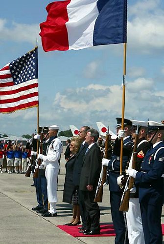 - Sommet du G8 - accueil du Président de la République à son arrivée aux Etats-Unis d'Amérique (base aérienne de Hunter)