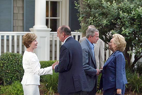- Sommet du G8 - accueil du Président de la République par le Président George W. Bush