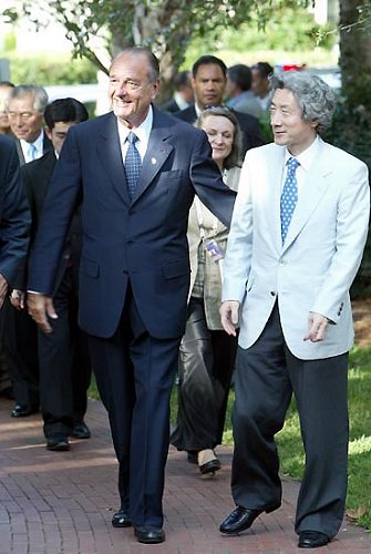 - Sommet du G8 - le Président de la République en compagnie de M. Junichiro Koizumi, Premier ministre du Japon